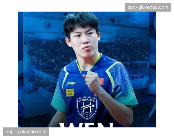 特写：暴雨中，恩波利门将奋力扑救后球衣沾满泥泞